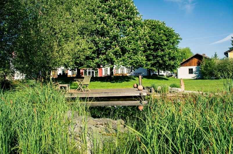 Blick auf das Seminarhaus Holzöstersee